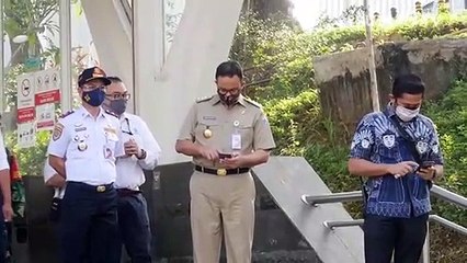 Petugas menyemprotkan cairan disinfektan di area wahana Dunia Fantasi di kawasan Taman Impian Jaya Ancol, Jakarta.