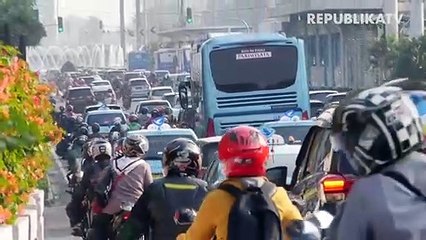 Sejumlah pekerja beraktivitas di perkantoran kawasan Kuningan, Jakarta.