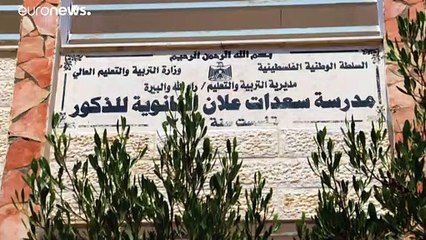 شاهد: كورونا تمنح معلمين فلسطينيين الوقت لترميم مدرستهم بأيديهم