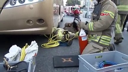 Otobüsün altına girmek isterken mahsur kaldı