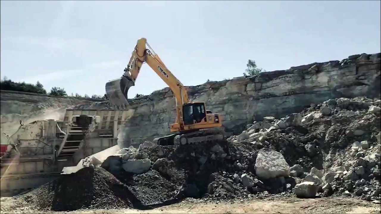 Pelle sur chenilles KOMATSU PC 290 en carrière