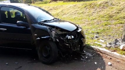 Após colisão contra poste, carro é abandonado na Rua Manaus