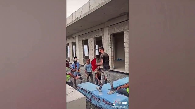 İnşaatta 'güzellik podyumu'; Kameraman arkadaş müthiş