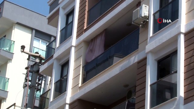 Sinir krizi geçiren kadın 5. kattan atlarken alt kattaki şahıs yakaladı... O anlar kamerada