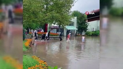 Bursa'da sağanak sonrası yollar göle döndü