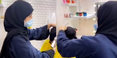 أول حلاقة فتاة للرجال في السعودية