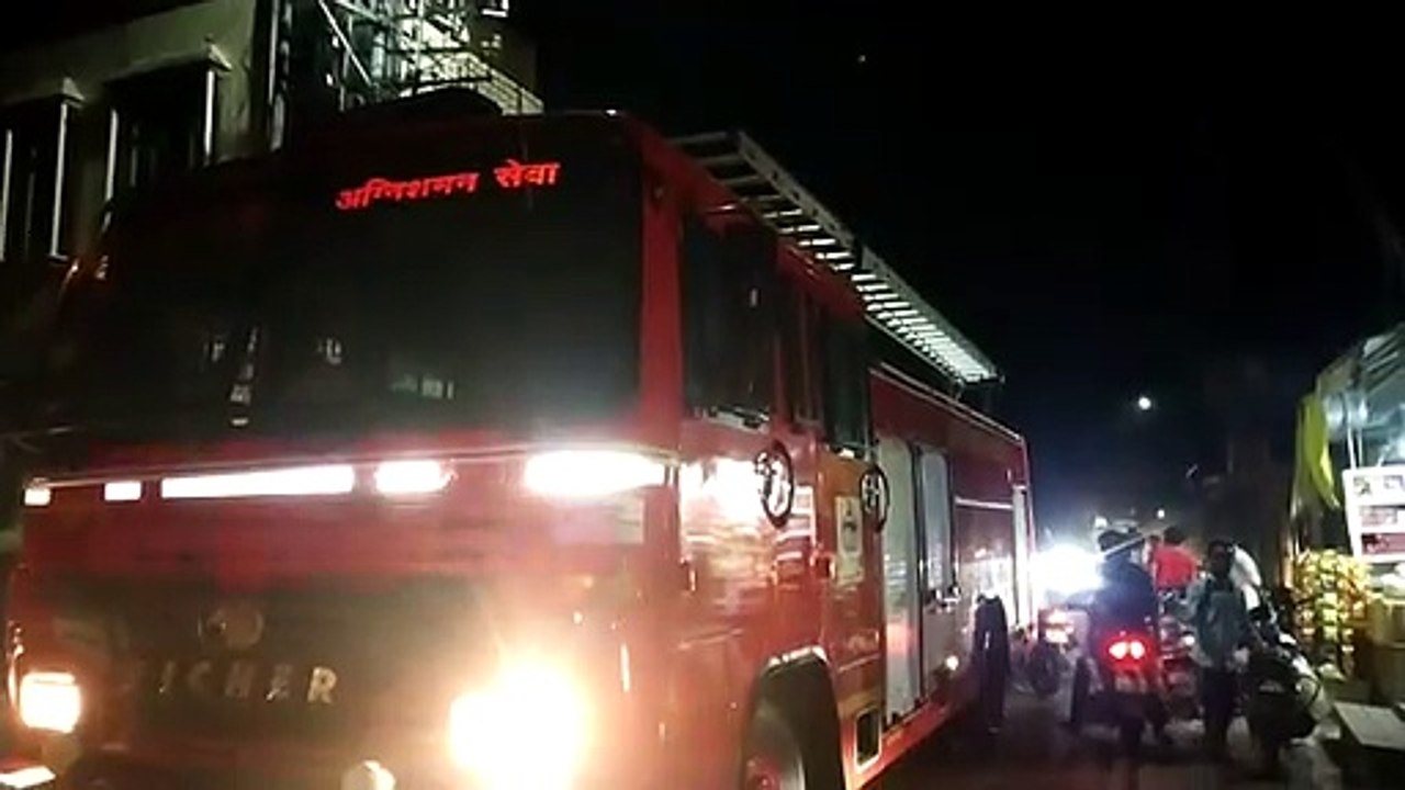 सर्राफा व्यापारी की दुकान में लगी आग पर फायर ब्...
