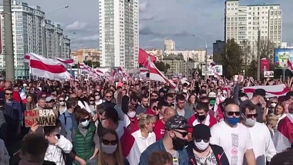 Скачать видео: Decenas de miles de personas manifiestan contra Lukashenko en Minsk, unas 250 detenciones