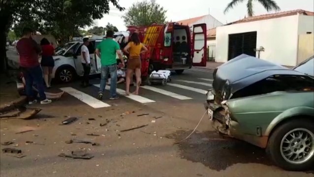 Colisão de trânsito envolve três carros e deixa duas pessoas feridas no Bairro Neva