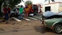 Colisão de trânsito envolve três carros e deixa duas pessoas feridas no Bairro Neva