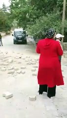 REŞADİYE İLÇESİNDE MAHALLELİ YOLU TRAFİĞE KAPATTI