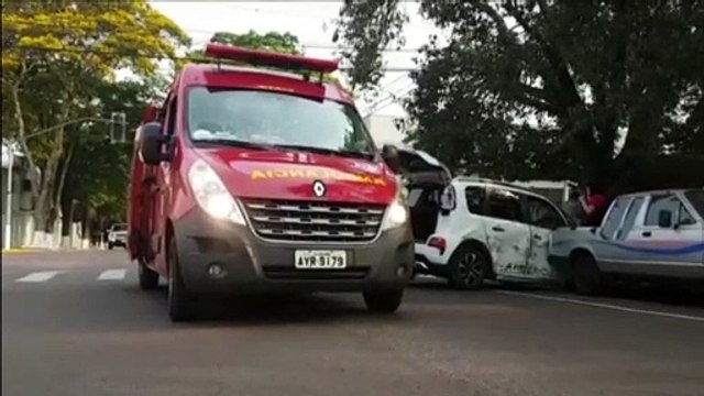 Colisão de trânsito envolve três carros e deixa duas pessoas feridas no Bairro Neva
