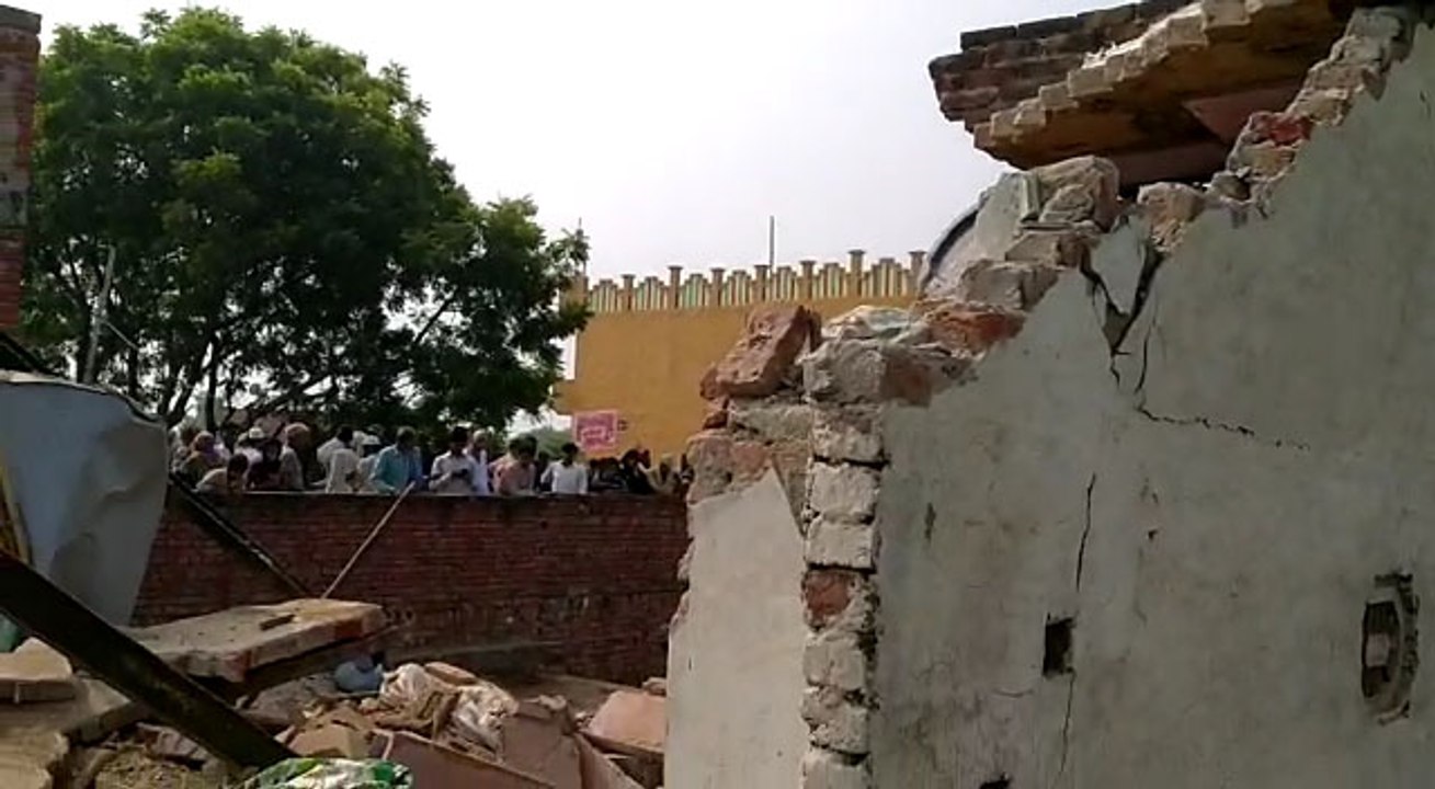 हापुड़: फैक्ट्री का बॉयलर फटने से कई मकान हुए ज...