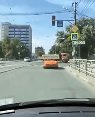 Télécharger la video: Cet homme décide de piétiner une voiture qui s'est arrêtée sur un passage piéton