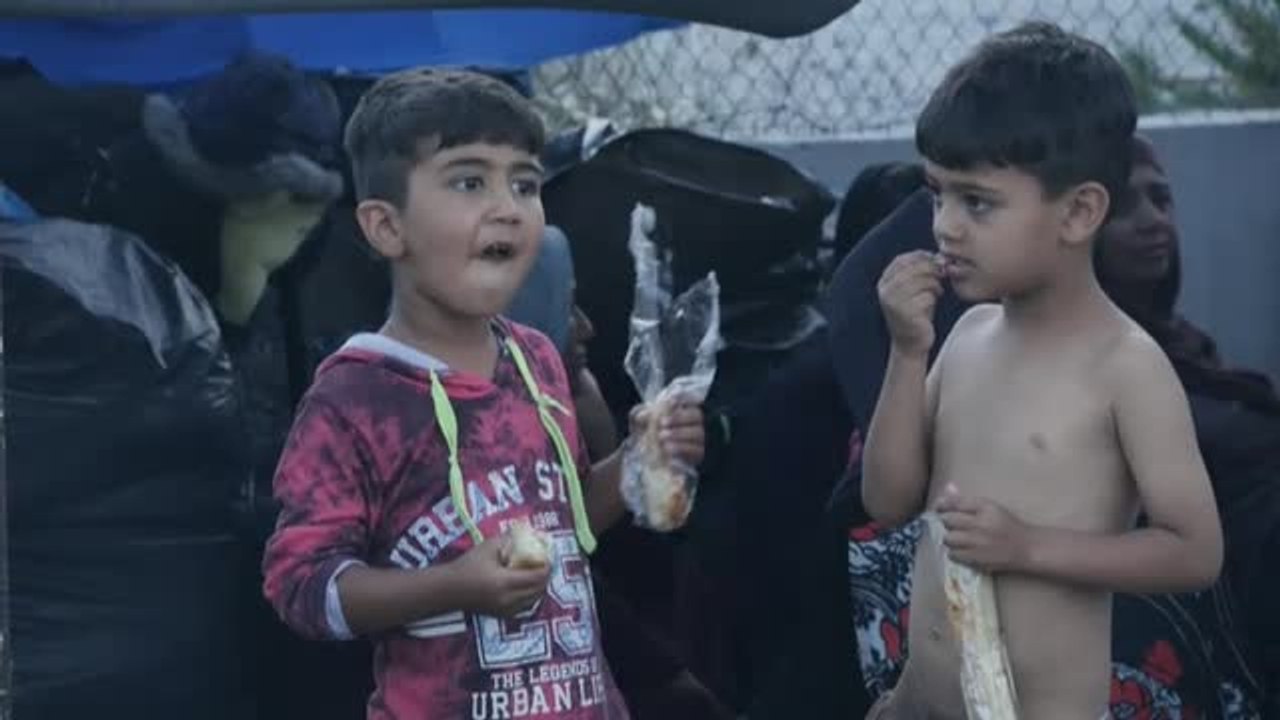 Miles de refugiados aguardan en Lesbos la llegada de una ayuda que no llega
