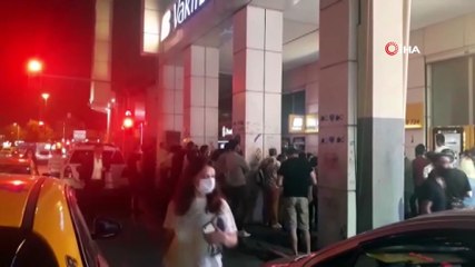 Sokak sanatçılarını dinlemek için toplanıp sosyal mesafe ve maskeyi unuttular