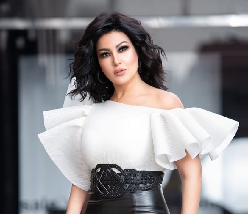 سمية  الخشاب ترقص فرحا