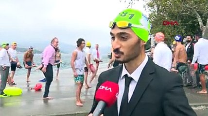 İstanbul Boğazı'na saygı için takım elbiseyle yüzdüler