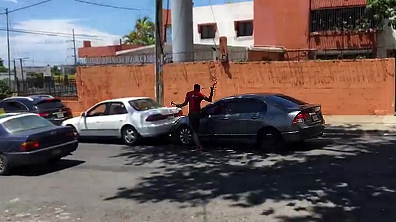 Un automobiliste sort avec un marteau pendant un road rage