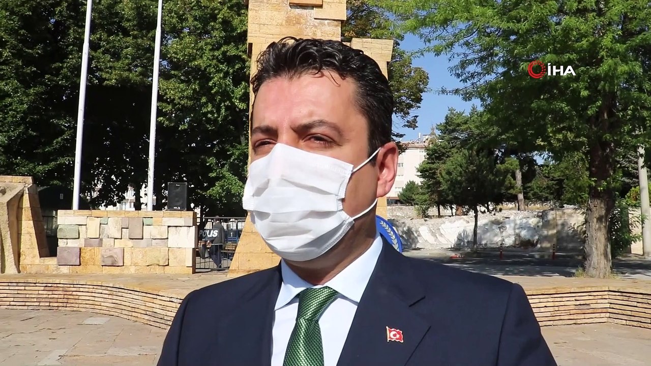 İlköğretim haftası dolayısıyla Atatürk anıtına çelenk sunuldu