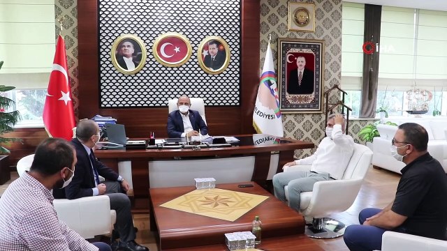 Korona virüsü yenen belediye başkanını alkışlarla karşıladılar