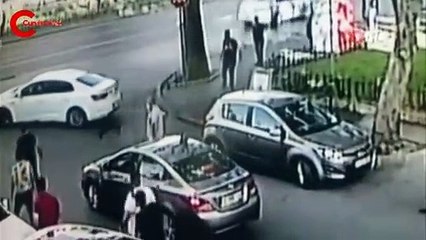 Fatih’te cami çıkışı silahlı saldırı kamerada