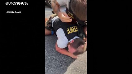 لا أستطيع أن أتنفس كلاكيت ثالث مرة.. اعتداء شرطي أمريكي على رجل أسود والسلطات تقيل الجاني