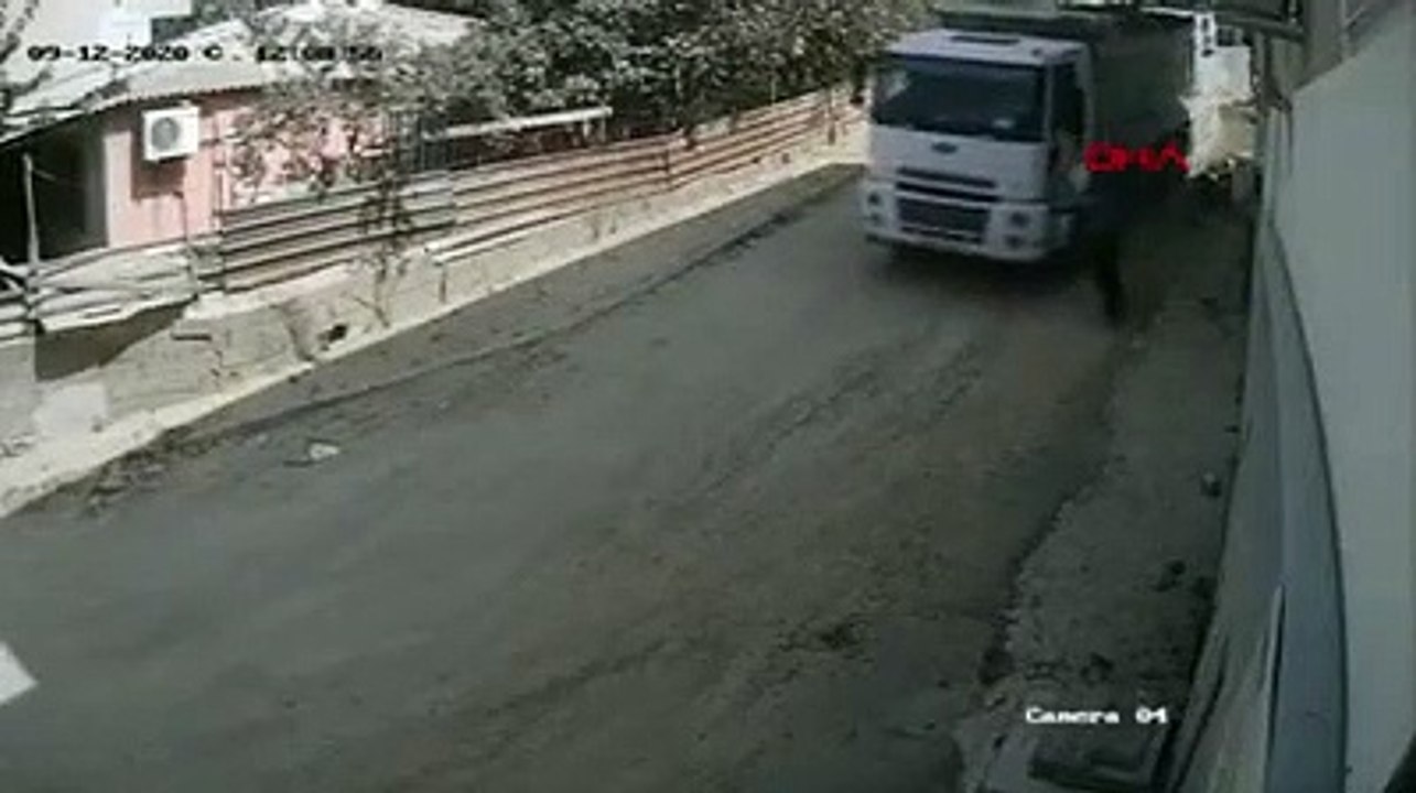 Yokuş aşağı giden kamyonu durdurmak istedi, başarılı olamadı