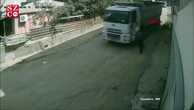 Yokuş aşağı kayan kamyon, binaya çarparak durabildi