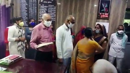 कुशीनगर: महिला मोर्चा ने मुख्य चिकित्साधिकारी के कार्यालय को घेरा