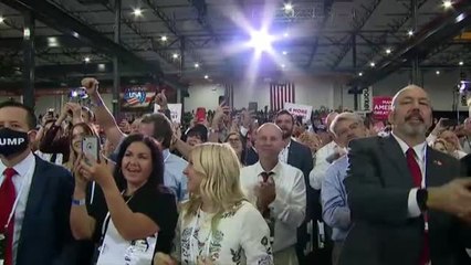 Donald Trump celebra un mitin en un auditorio cerrado y sin marcarillas