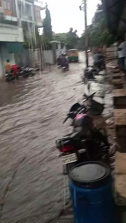 इंदौर: खजराना तालाब की सड़कें स्वीमिंगपूल में तब्दील
