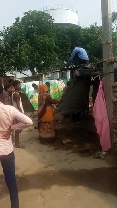 गरीब परिवार पर किया जा रहा अत्याचार,सोशल मीडिया पर वीडियो वायरल