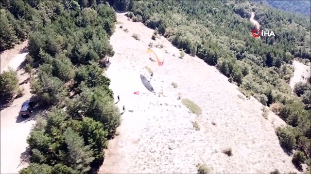 Abant Tabiat Parkı üzerinde paraşütle uçtular