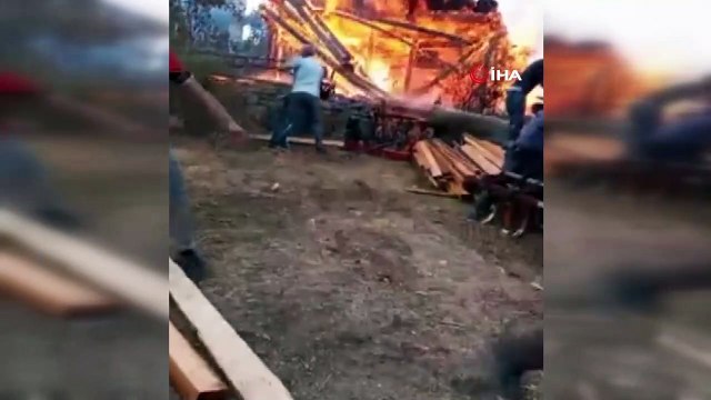 3 ev ve 1 samanlık alev alev böyle yandı...Yangını söndürmek için seferber oldular