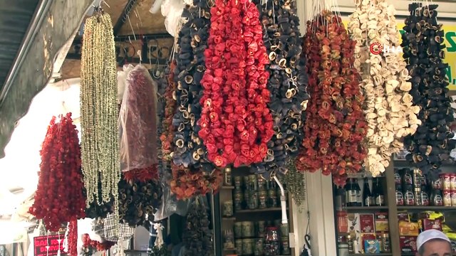 Rengarenk 'Urfa kurutmalıkları' tezgahları süslüyor