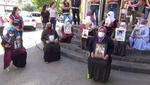 CHP heyeti önce HDP’yi sonra evlat nöbetindeki anneleri ziyaret etti, aileler duruma tepki gösterdi