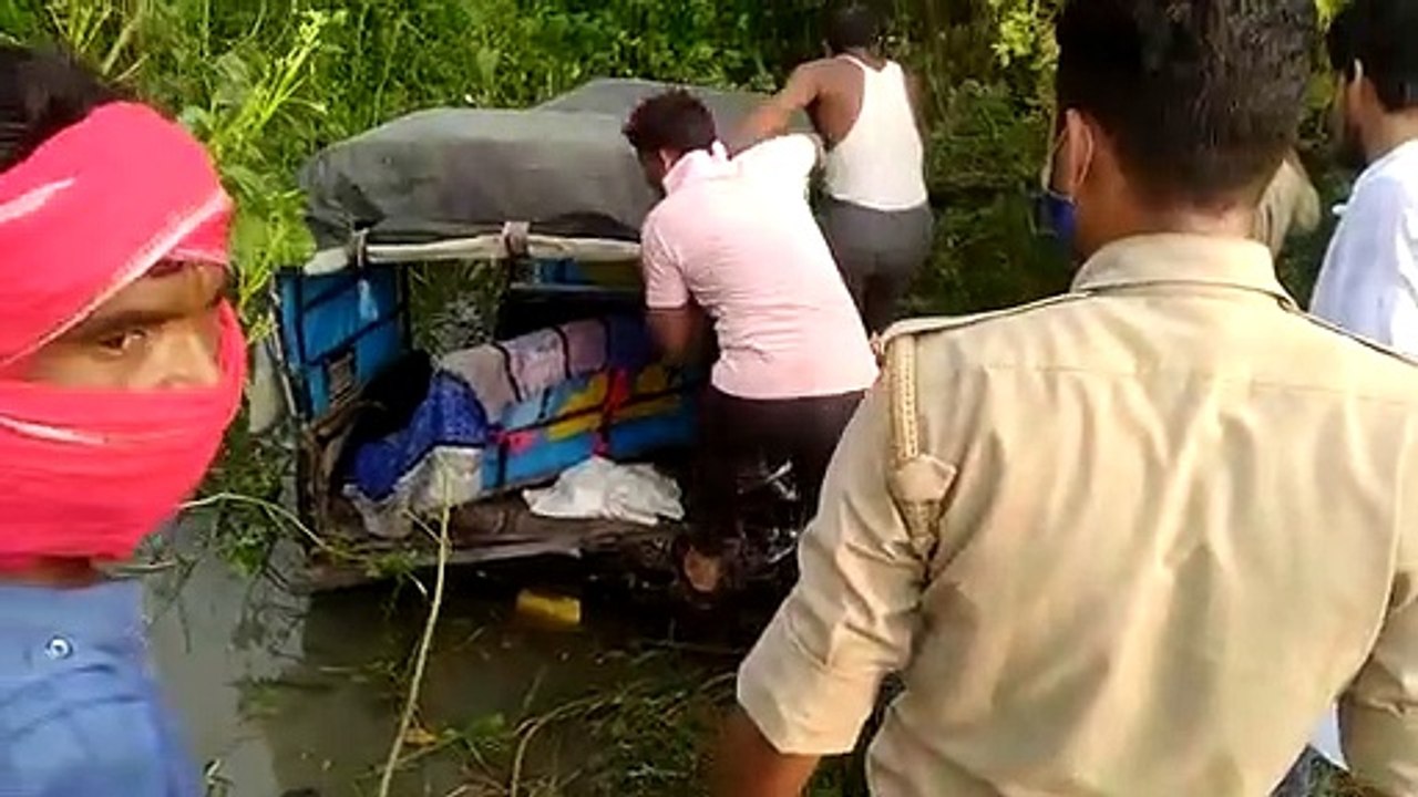 तेज रफ्तार दौड़ रहे ट्रक ने आपे सवारों को रौंदा, महिला समेत चार की दर्दनाक मौत