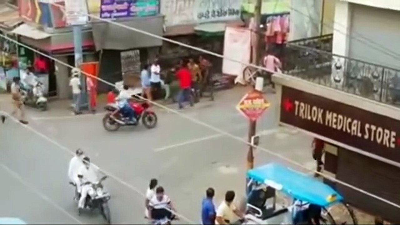 पुलिस की मौजूदगी में सरे बाजार दबंगो ने युवक को पीटा वीडियो सोशल मीडिया पर वायरल