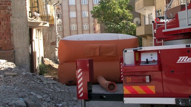 Elazığ’da intihara kalkışan şahsı polis 3 saatte ikna ederek indirdi