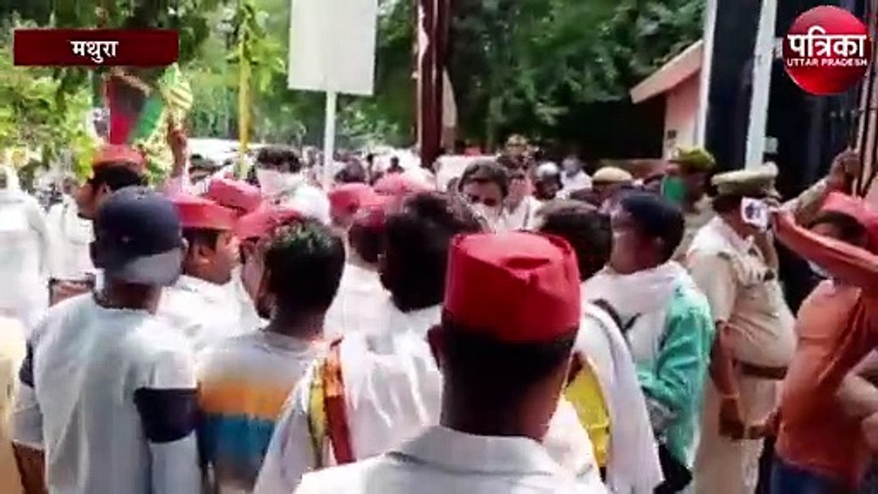 सपा कार्यकर्ताओं ने किया योगी सरकार के खिलाफ प्रदर्शन