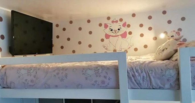 Cette mère aménage la chambre que ses trois filles partagent et la transforme en véritable palace