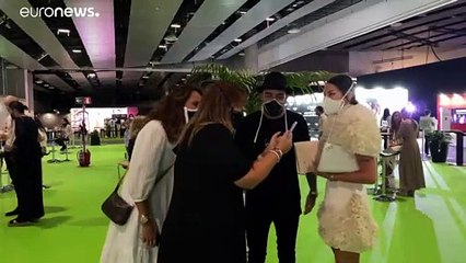 شاهد: كوفيد-19 يفتح فرصة جديدة للإستثمار في مجال الموضة وابتكار كمامات تتناسق مع الأزياء العصرية