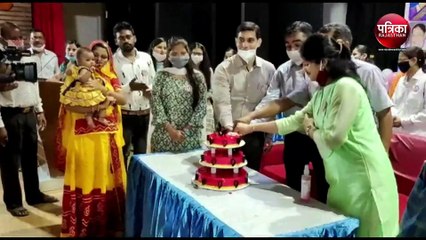 VIDEO : यहां केक काटकर मनाया बालिका जन्मोत्सव, टेबलेट व पौधा देकर किया बेटियों का सम्मान