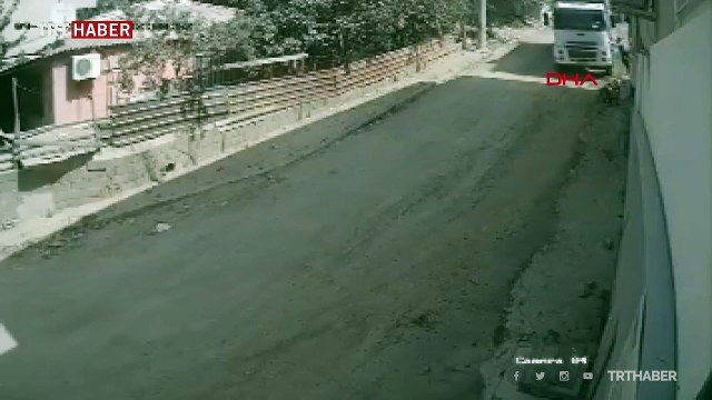 Freni boşalan hafriyat kamyonu binaya çarptı