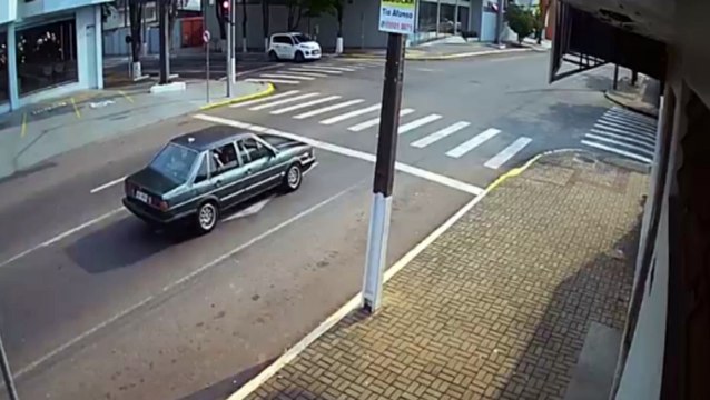 Câmera flagra carro tombando após colisão no Bairro Neva