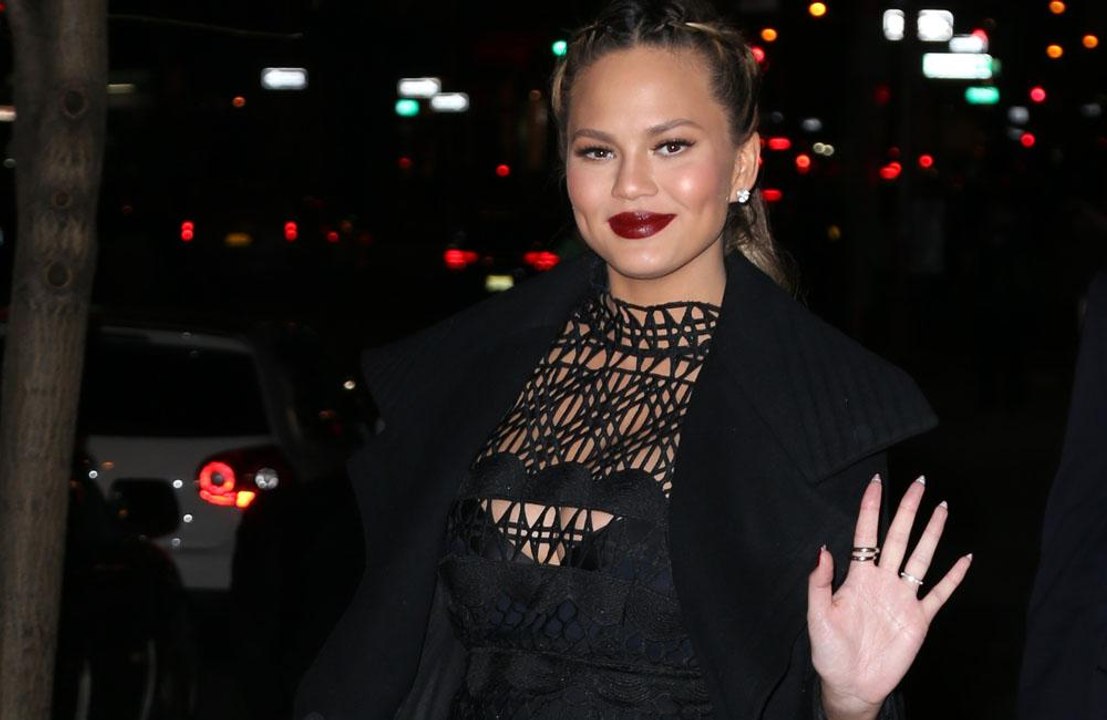 Chrissy Teigen defende Chris Evans após vazamento de fotos