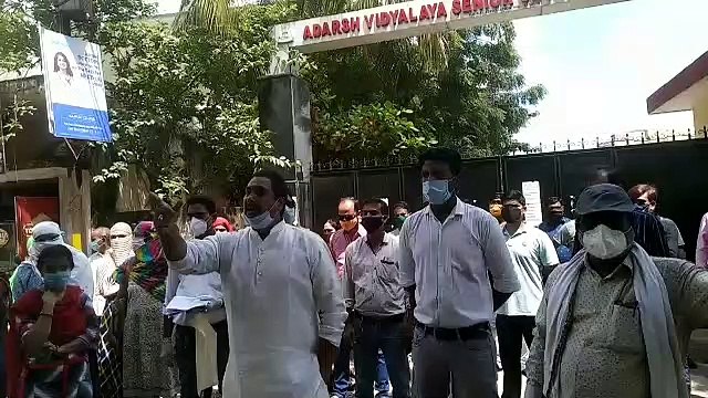 निजी स्कूलों की मनमानी के खिलाफ एकजुट हुए पालक, 3 निजी स्कूलों के बाहर प्रदर्शन
