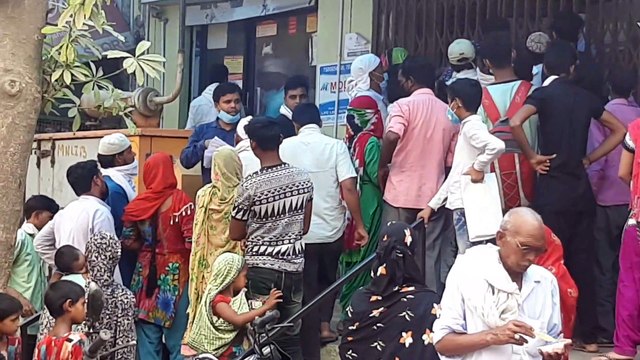 पंजाब नेशनल बैंक में आधार कार्ड बनवाने के लिए उपभोक्ताओं की उमड़ी भीड़