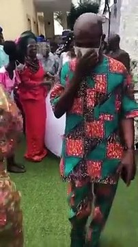 Émouvant : Une jeune mariée fond en larmes quand sa mère lui offre une voiture comme cadeau de mariage